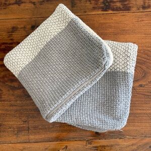 Set‎ 2 pillowcases.